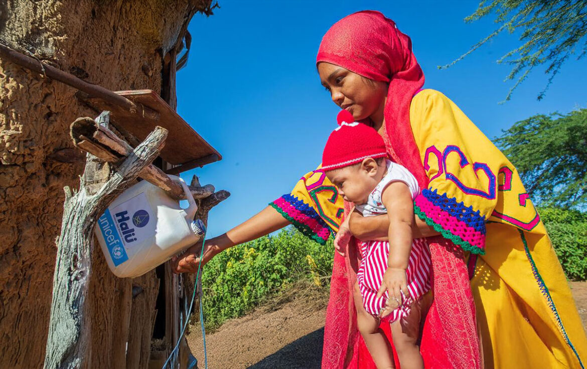En el municipio de Manaure, en La Guajira (Colombia), una mujer se lava las manos en una instalación conocida como "tippy taps".