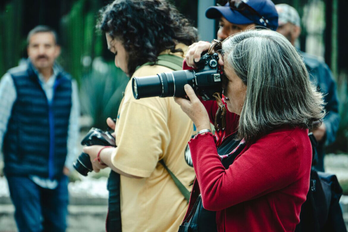 Foto de Heber Vazquez: https://www.pexels.com/es-es/foto/hombres-mujer-lente-objetivo-17547736/