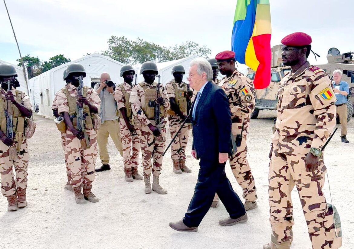 El secretario general de la ONU , António Guterres, visita la base de la Fuerza de Represión de Pandillas en Puerto Príncipe, Haití.