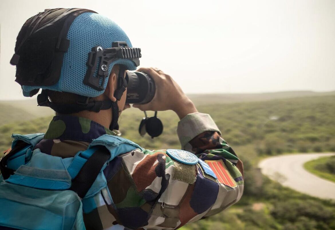 Un casco azul vigila el área de Green Hill en Naqoura, Líbano.